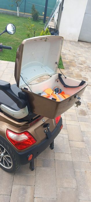 Scuter electric cu 4 roti