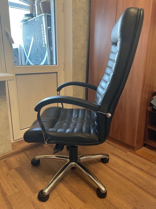 Кожаное кресло руководителя