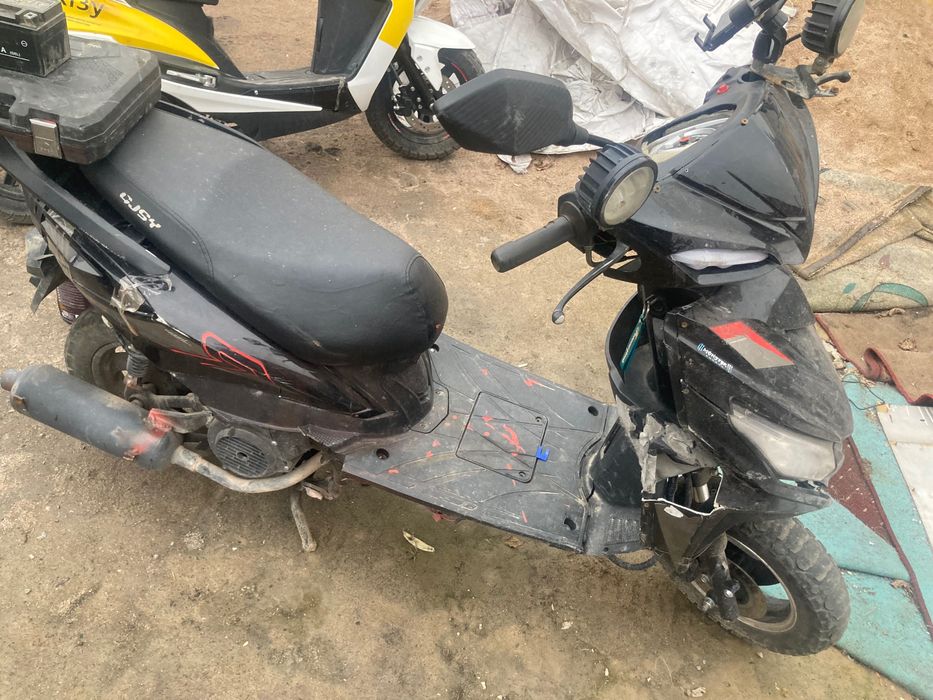 Мопед каской с документами