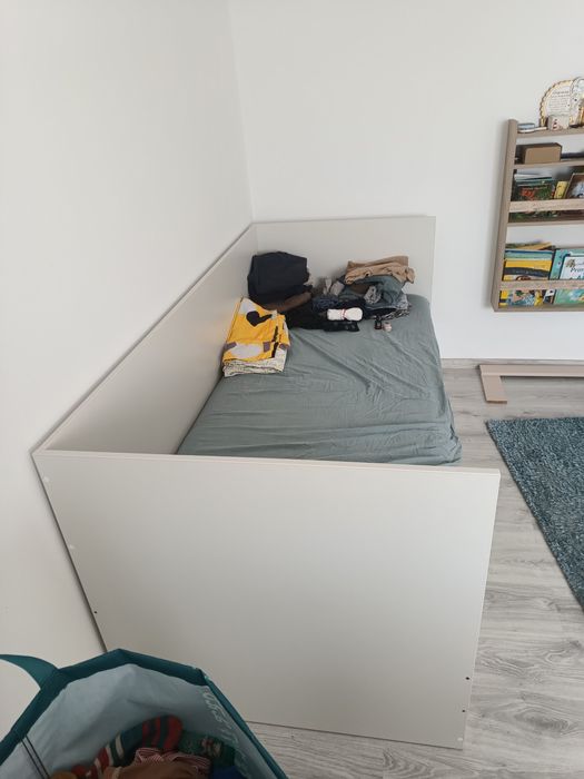 Pat de o persoană nefolosit cu tot cu saltea.