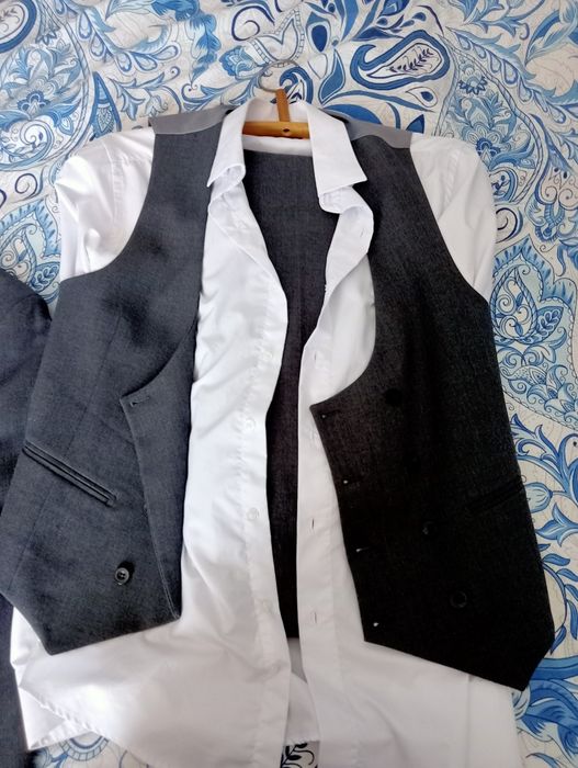 Продам костюм тройка