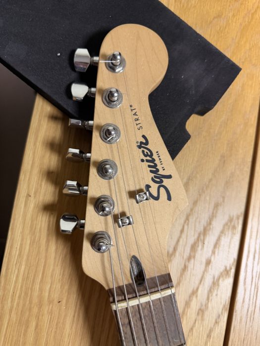 Продавам Squier by Fender Stratocaster в класически Sunburst цвят.