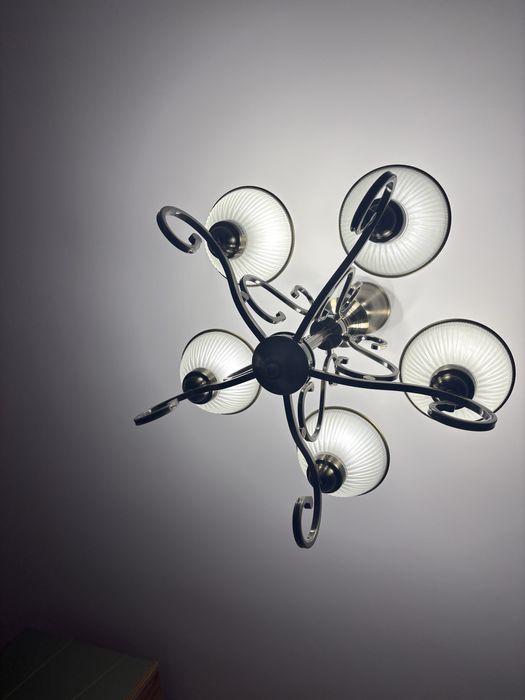 Люстры в рабочем состоянии