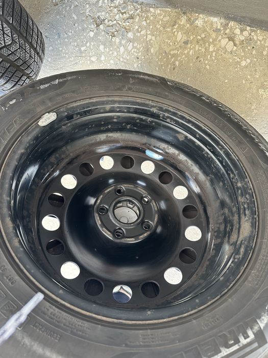 Комплект Pirelli зимни гуми с джанти и тасове от Tiguan 215/65R17