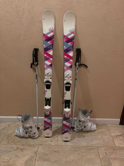 Ски, обувки и щеки за момиче