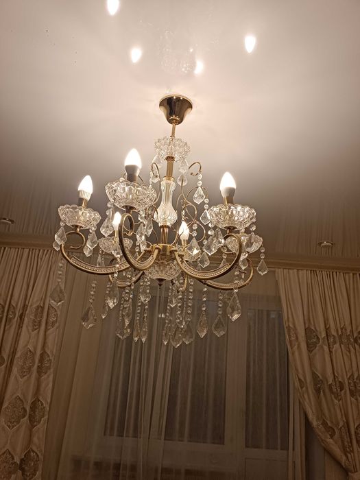 Продается красивая люстра 25000