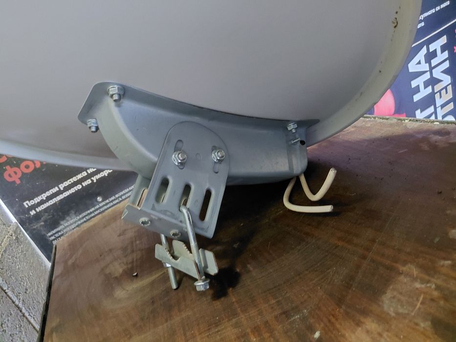 Сателитна чиния със конвертор и стойка