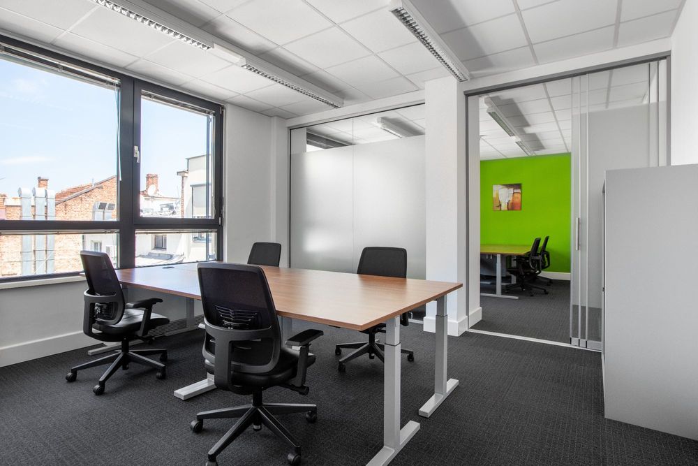 Самостоятелно офис пространство за 3-4 души в Regus Parliament