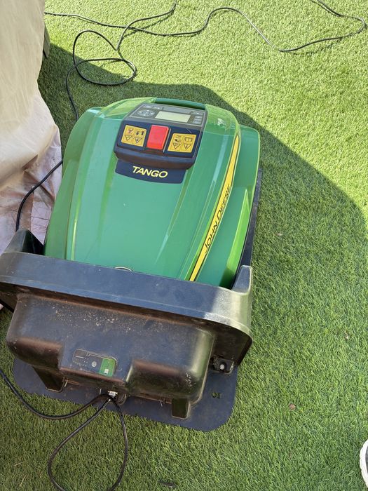 Vand robot de tuns iarba John Deere Tango E5