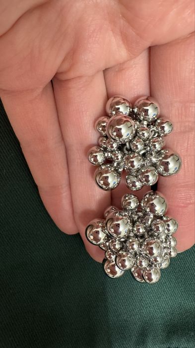 Серьги, каждая пара по 1000 тенге