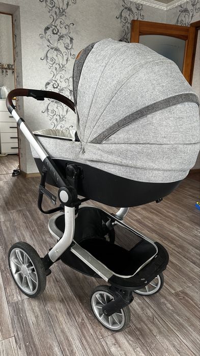 Продам коляску (универсальная)