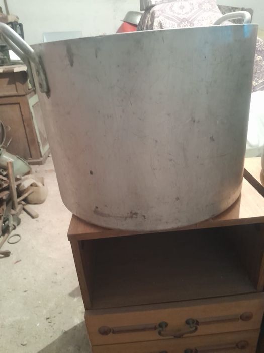 Продается Алюминиевый бак с крышкой в хорошем состяний