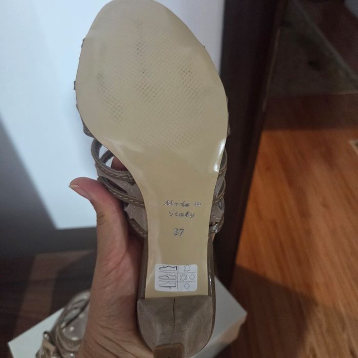 Vând papuci eleganți Bata