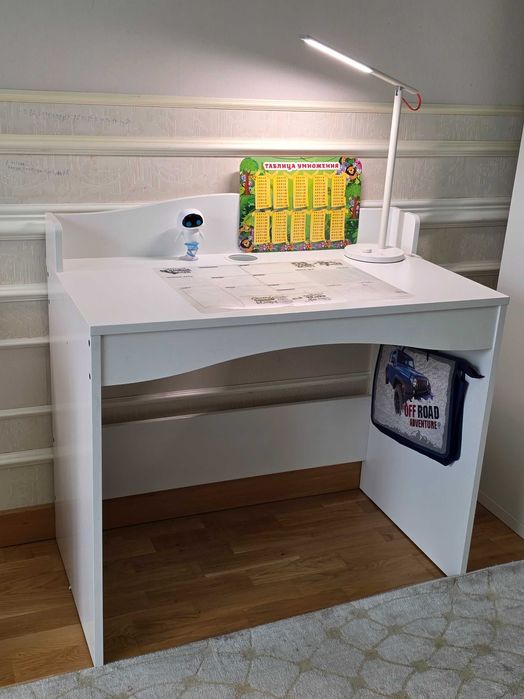 2 письменных стола детских Ikea