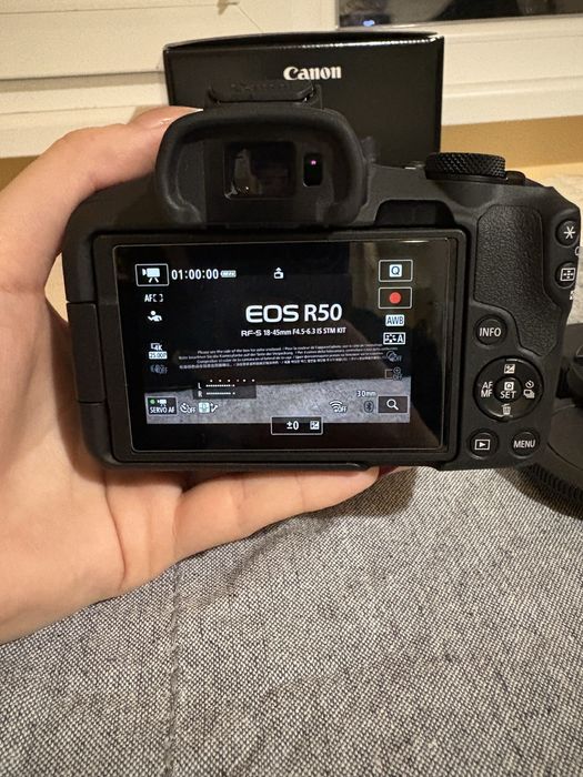 Canon EOS R50 - фотоапарат като нов