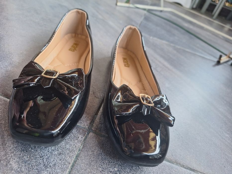 Черни лачени пантофки с панделка