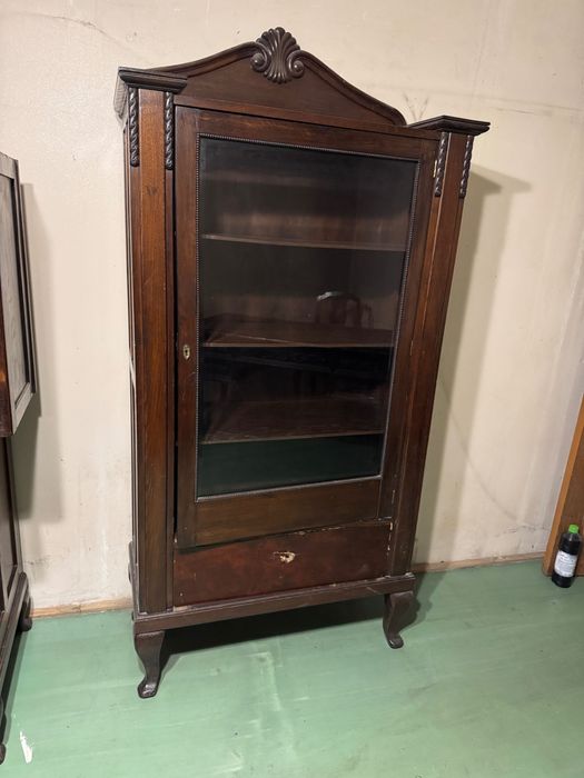 Mobilier de colecție Stil: eclectic interbelic (neoclasic simplificat)