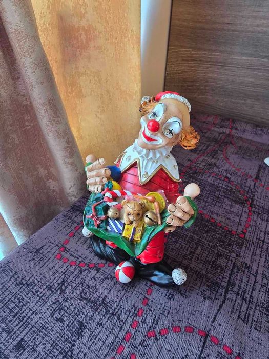 Фигурки на клоуни изработени от полирезин.