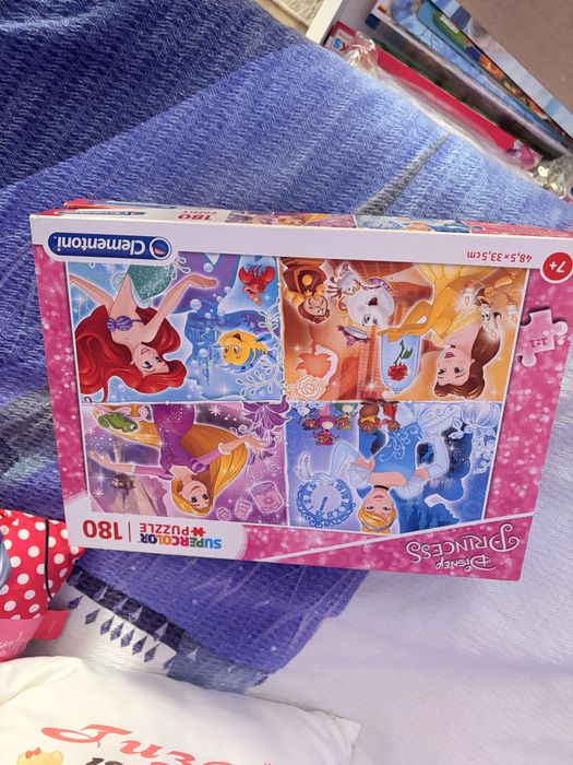 Различни видове детски играчки……