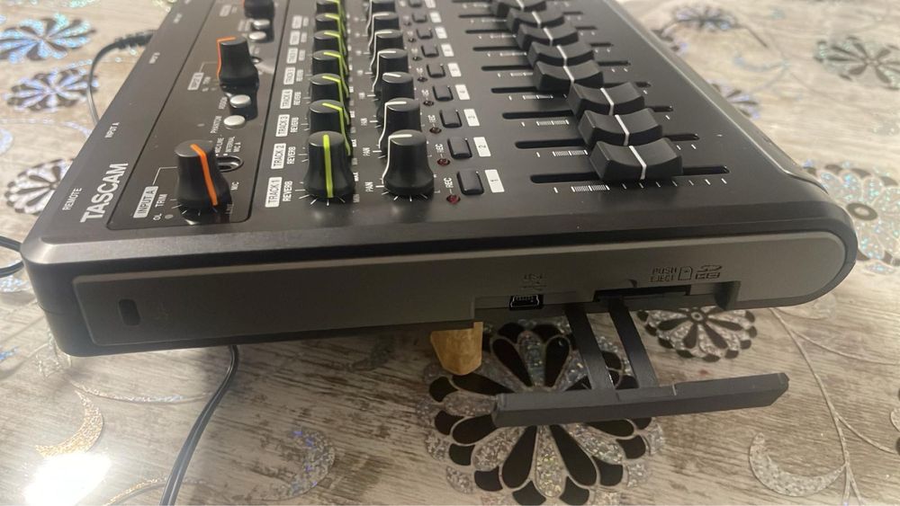 tascam DP-03SD recorder pentru studio