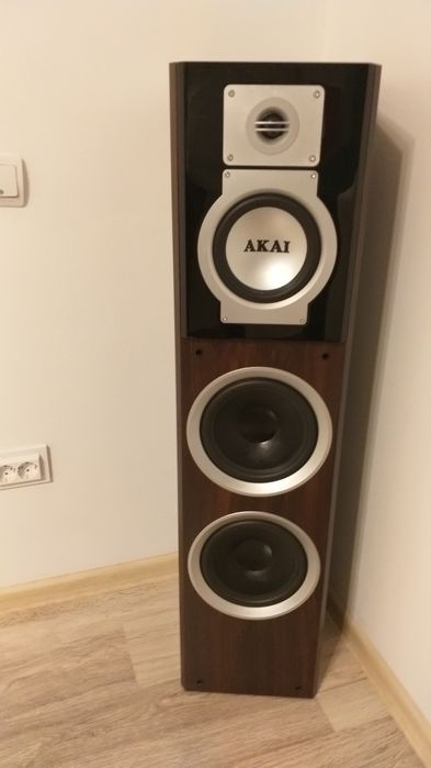 2 Boxe AKAI model SS006A-305 cu 150W impecabile dimensiuni 105x26x33cm