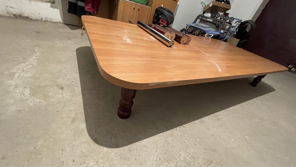 Қонақ қабылдауға арналған стол, 12 - 14 адамға арналған.