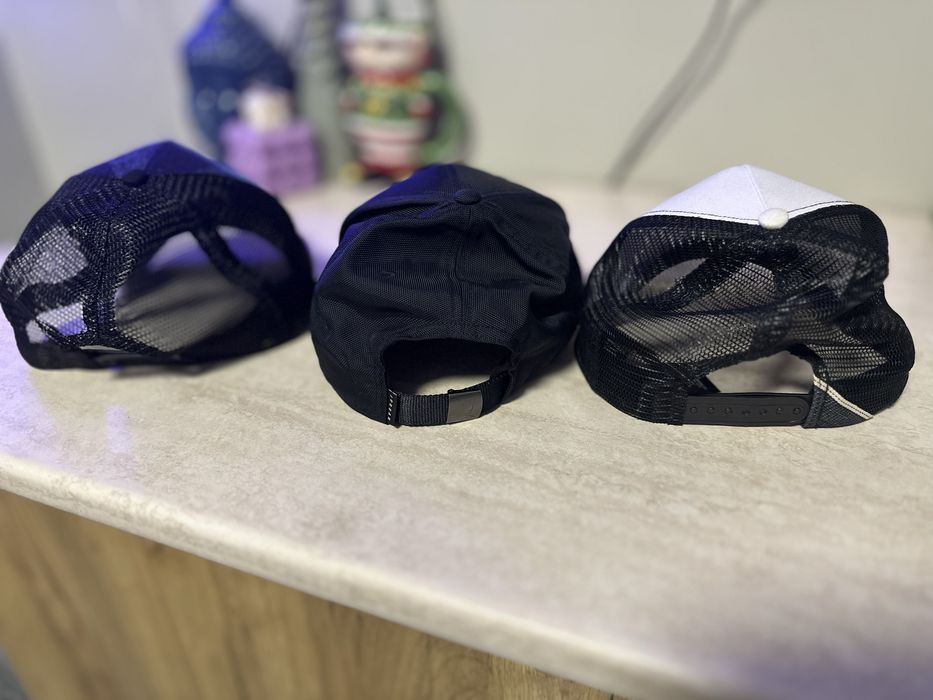 Шапки с козиркаа