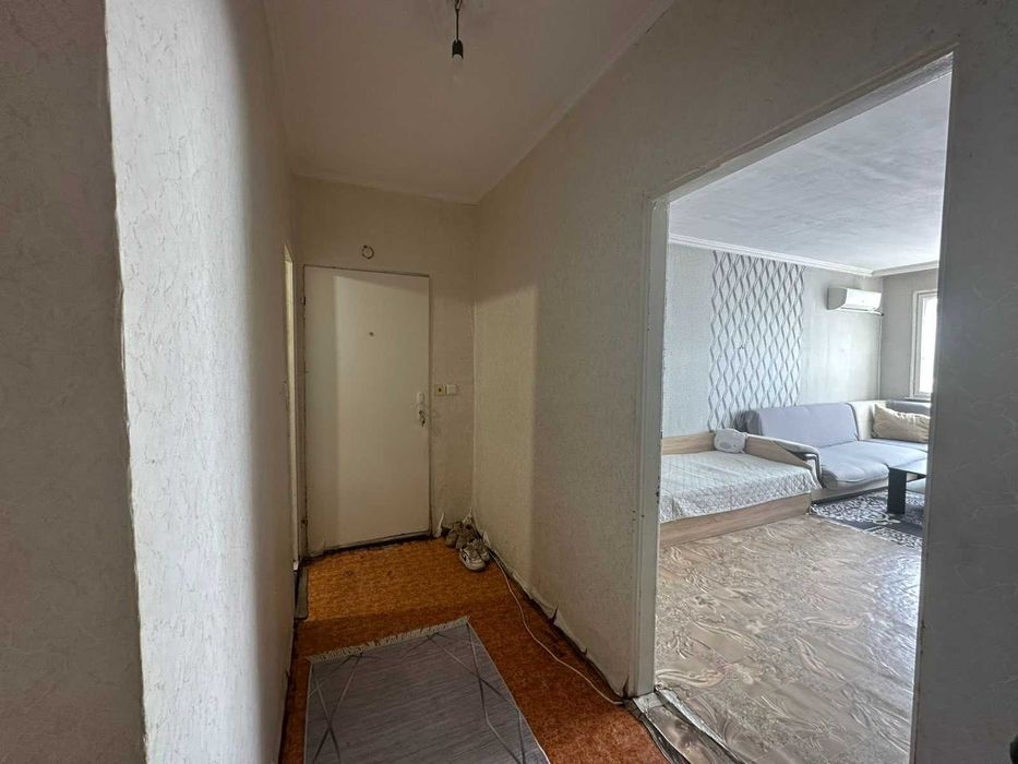 Продава четиристаен апартамент в кв. Зора