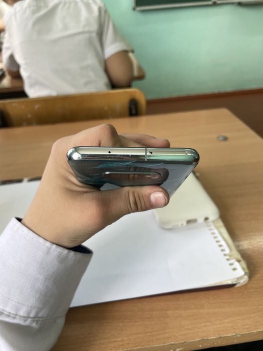 Телефон самсунг с10е