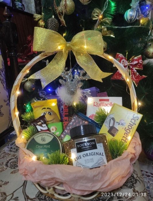 Meva va har hil savatlar yangi yil bayrami uchun