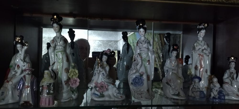 Статуэтки фарфоровые и др.