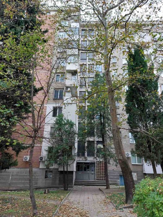 Продава тухлен апартамент до Енергото с таван и мазе