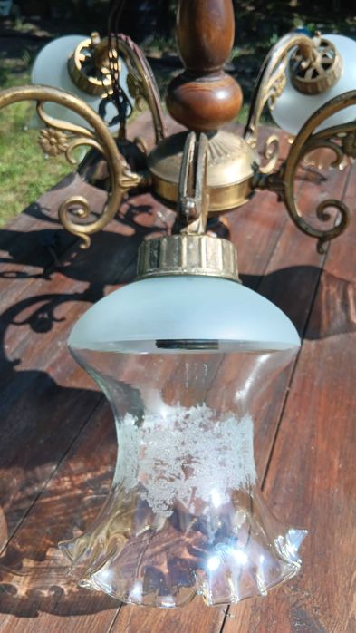 Тежък и масивен полилей.