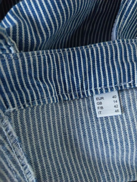 Salopetă din denim mărimea 40, evazată.