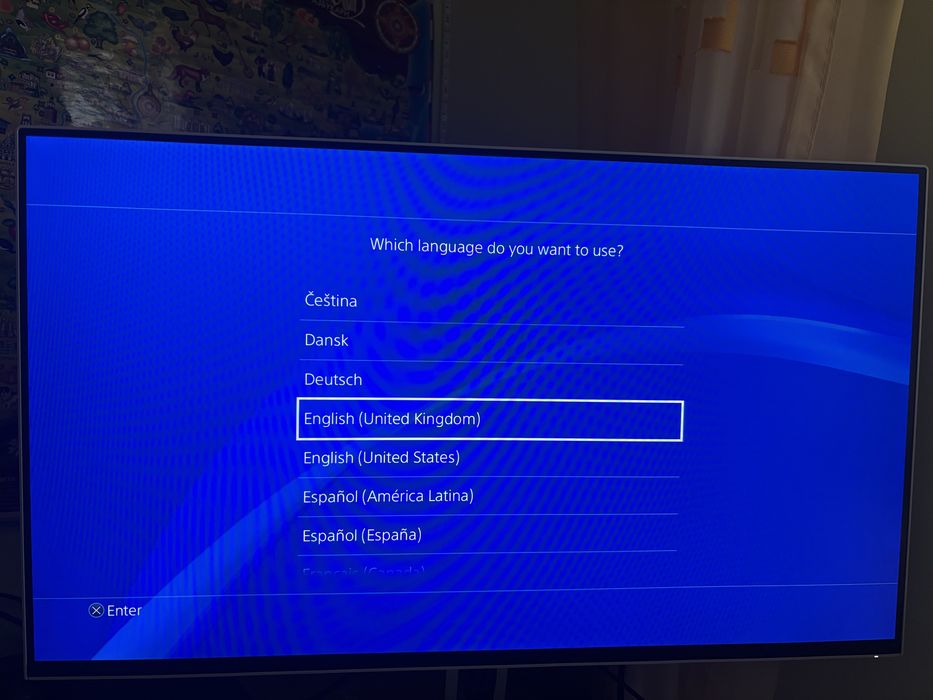 Продавам PlayStation 4 с два контролера и 7 игри