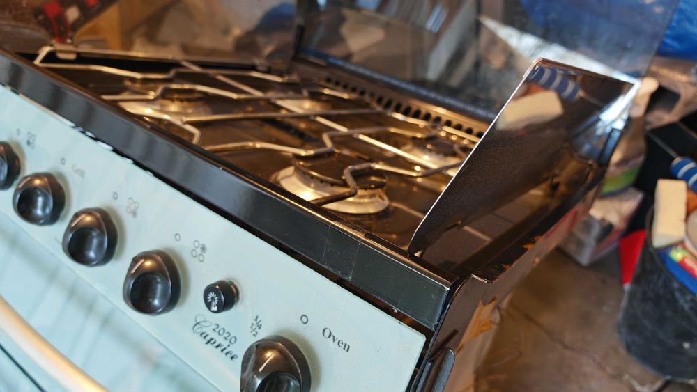 Готварска печка с котлони за каравана Country leisure - caprice 2020