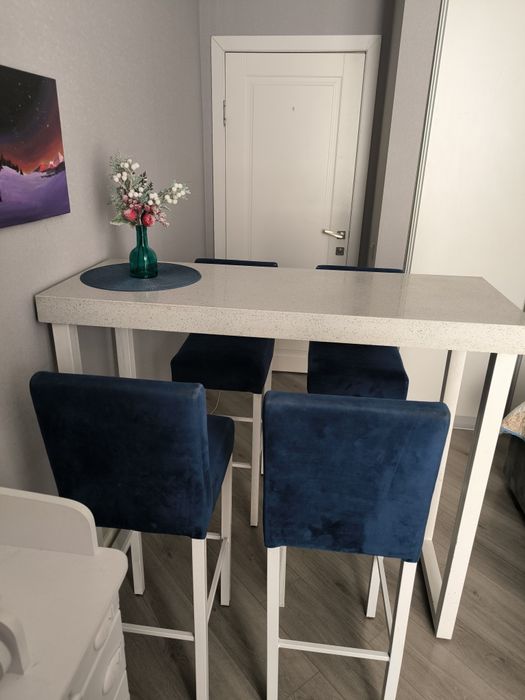 Барный стол и стулья