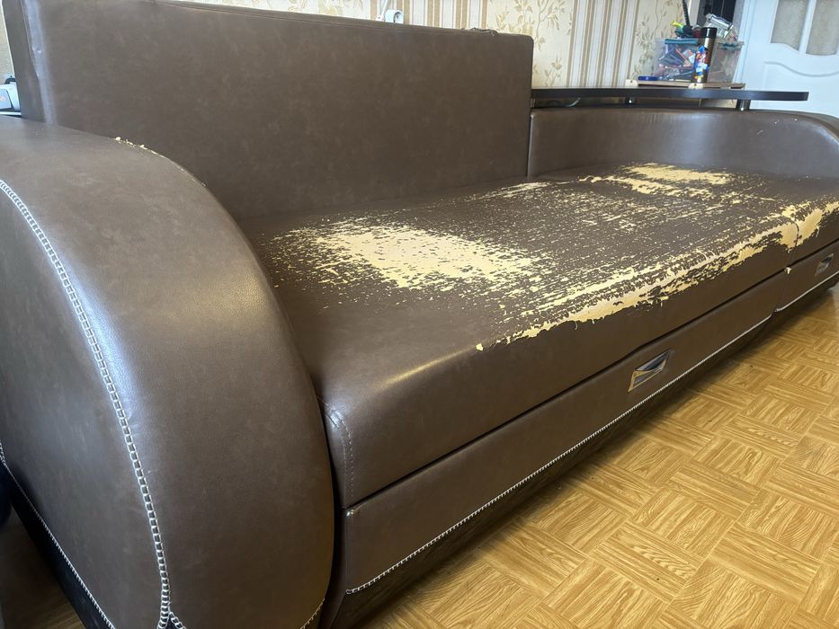 Отдам диван даром.