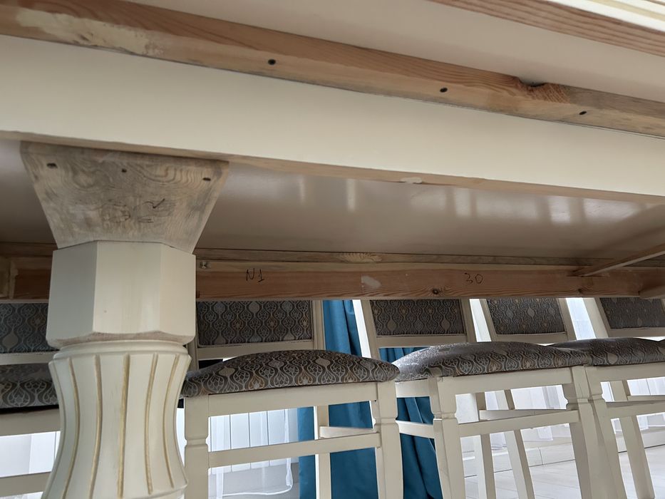 Обеденный стол для гостинной