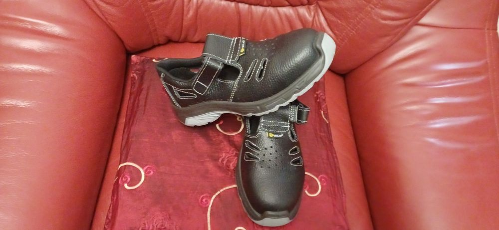 Pantofi(sandale)cu bombeu!Noi!