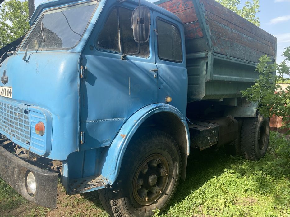 Маз самосвал на ходу