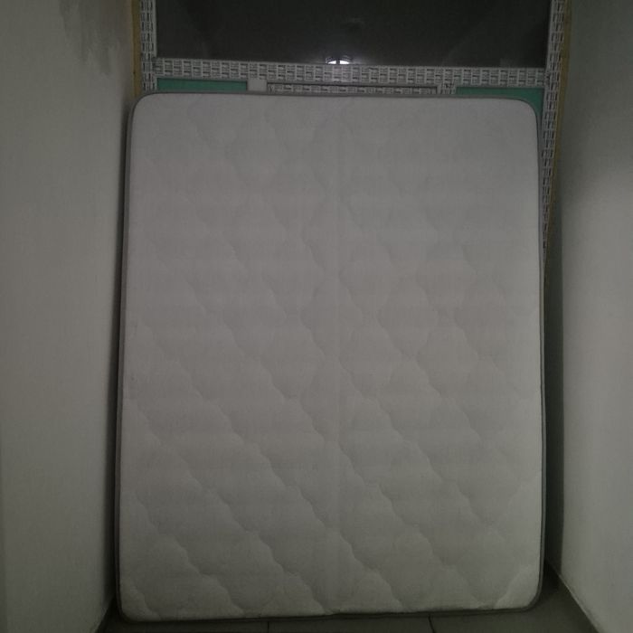 Продаеться б/у диван, матрас 160х200