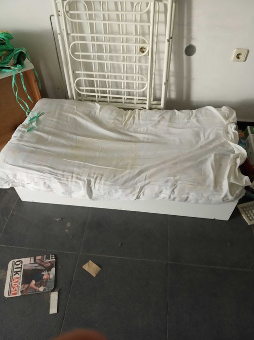 Детска кошара в отлично състояние ,  в комплект с нов спален комплект.