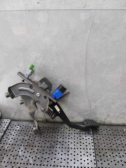 Pedala ambreiaj 1.5 dci renault captur 1 j5 h5 465033591r