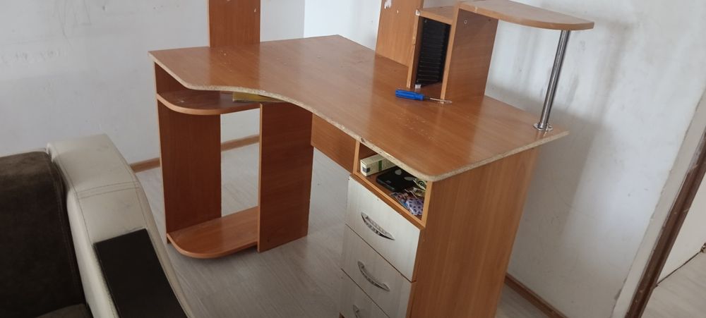 Продам столик угловой