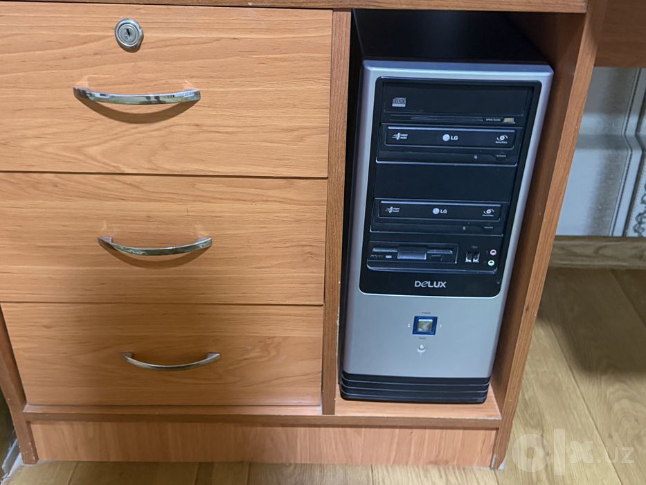 Kompyuter kompyuterniy stol mebel kolonka printer kserokopiya