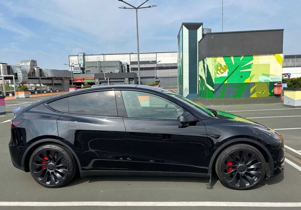 Vând Tesla Model Y 2022 Performance 11.739 km, 40.000 EUR, TVA inclus, deductibil