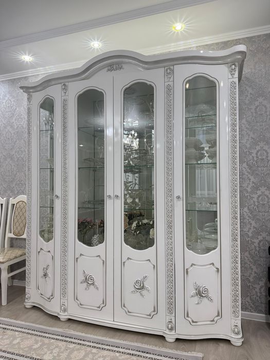 Продам  классический  витрина шкаф (сервант)