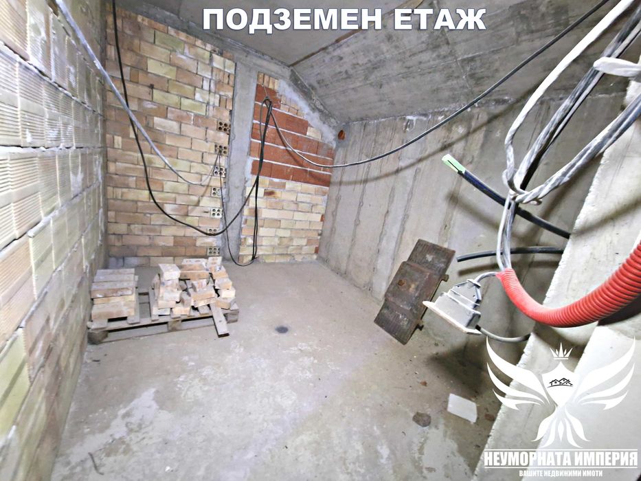 Продавам 3ет. къща 402РЗП, гараж и двор 460кв. гр.Асеновград,кв.Изток