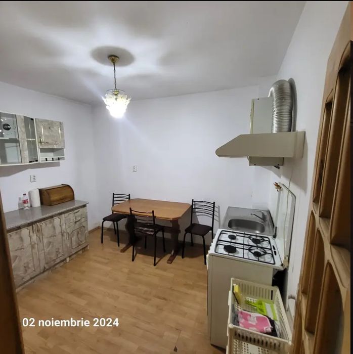 Vand casa (parter+etaj) - zona Biserica Noua